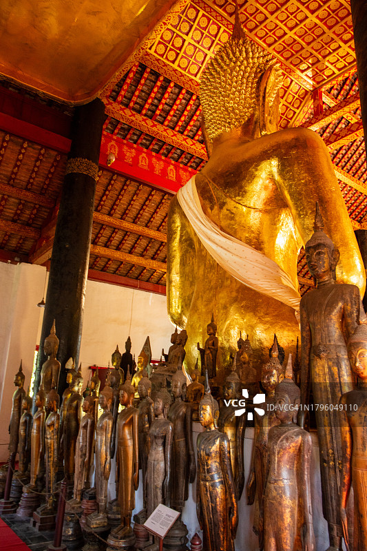 琅勃拉邦维苏纳拉特寺金色佛像图片素材