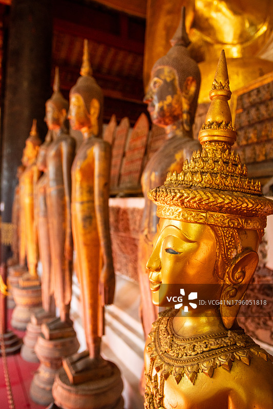 琅勃拉邦维苏纳拉特寺金色佛像图片素材