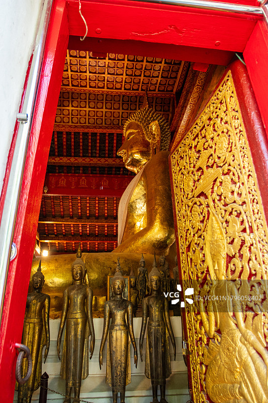 琅勃拉邦维苏纳拉特寺金色佛像图片素材