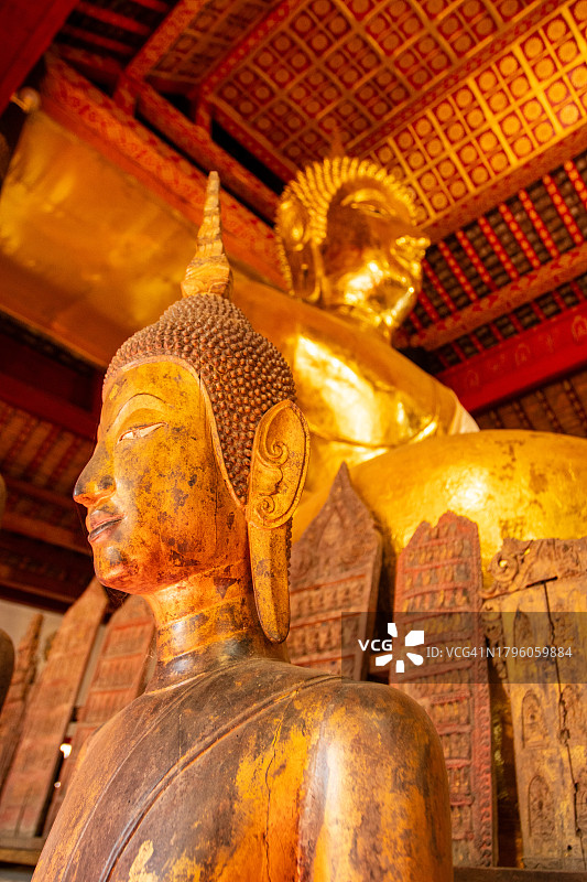 琅勃拉邦维苏纳拉特寺金色佛像图片素材