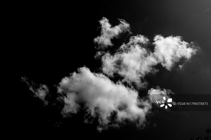 黑色背景上的白色云彩图片素材