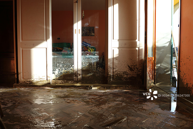 洪水房屋损坏图片素材