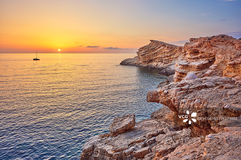 蓬塔加莱拉，伊维萨岛日落时的帆船海湾美景，西班牙图片素材