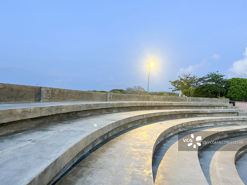 蓝色天空下的混凝土看台风景图片素材