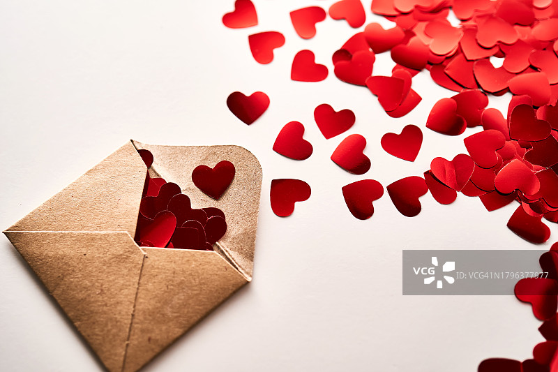 红色信封与爱心，情人节背景图片素材