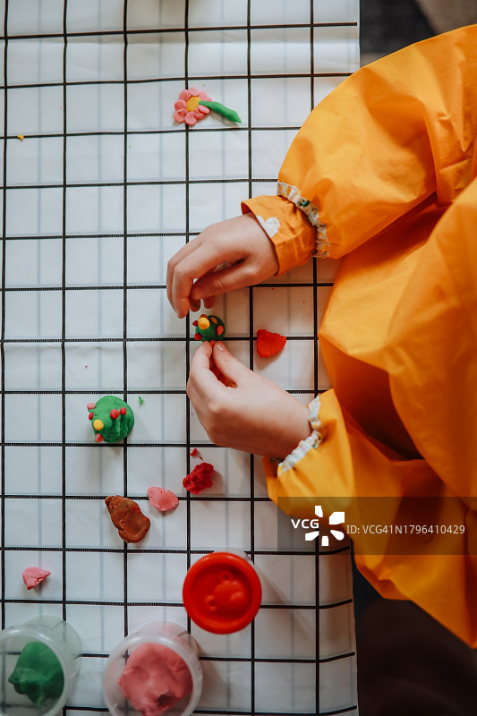 儿童在家用粘土进行雕塑创作（特写，俯视）图片素材
