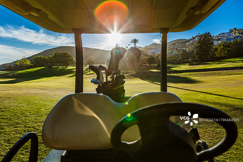以日落为背景的高尔夫球车图片素材