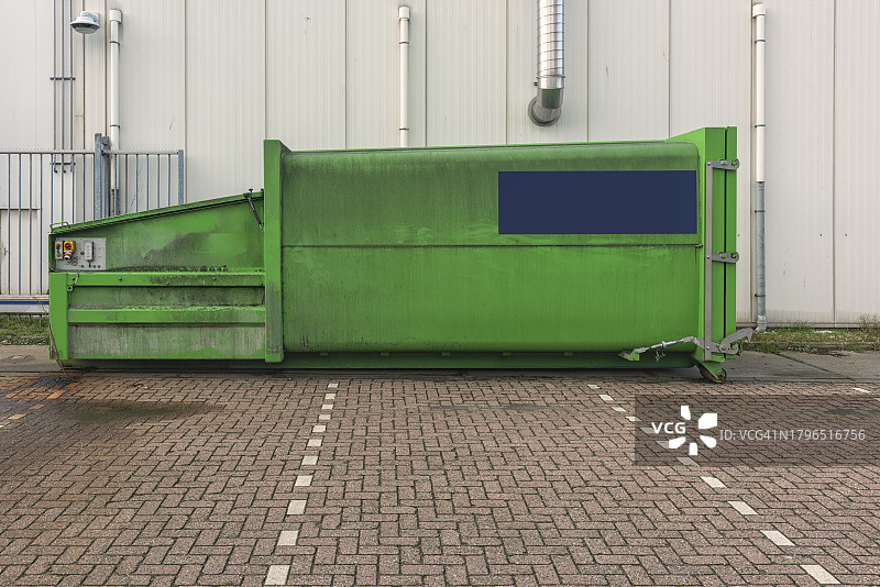 商业场所外的绿色 Husmann 压榨集装箱图片素材