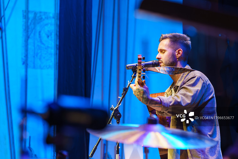 歌手在演唱会上弹吉他唱歌图片素材