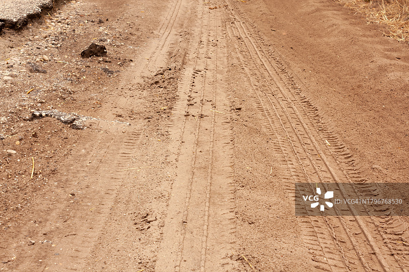 乡村沙土中的轮胎痕迹图片素材