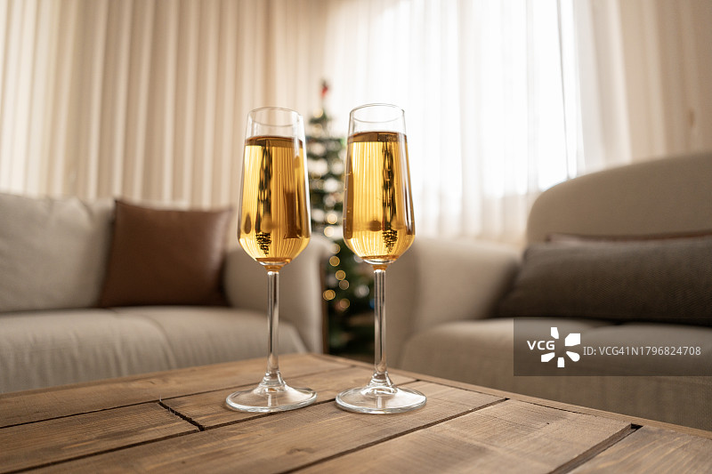 香槟酒杯和泡沫图片素材