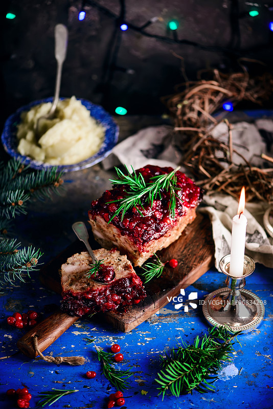 圣诞背景上的蔓越莓酱火鸡肉卷图片素材