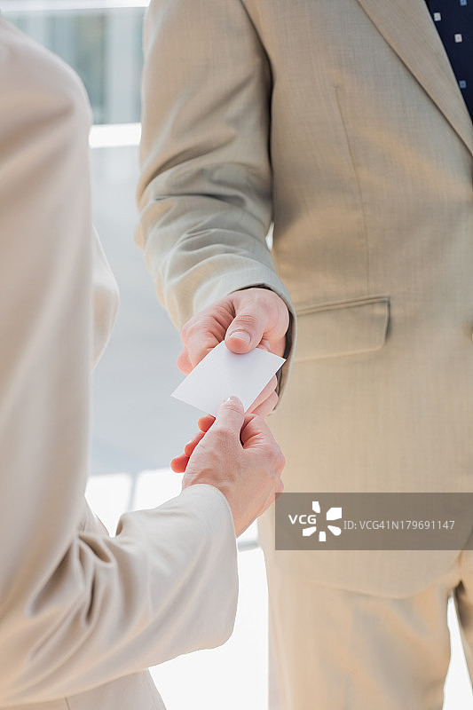 商人递名片给女商人图片素材