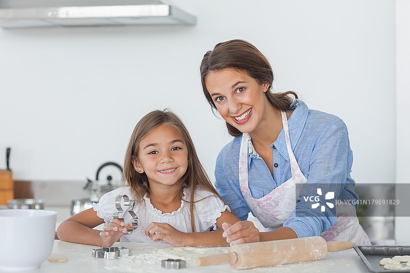 母亲和女儿一起烘焙的肖像图片素材