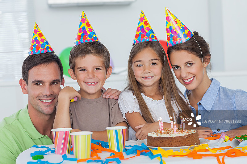 一家人庆祝生日图片素材