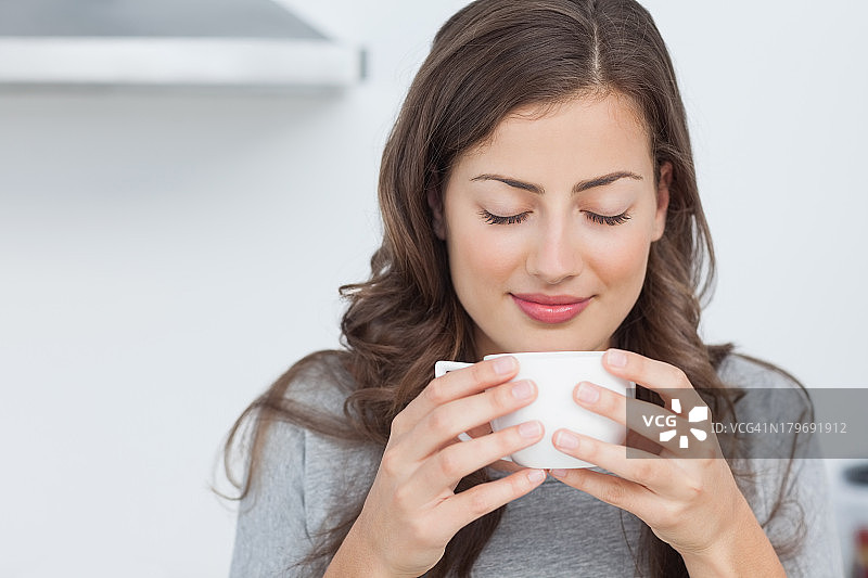 闻着咖啡香味醒来的女人图片素材