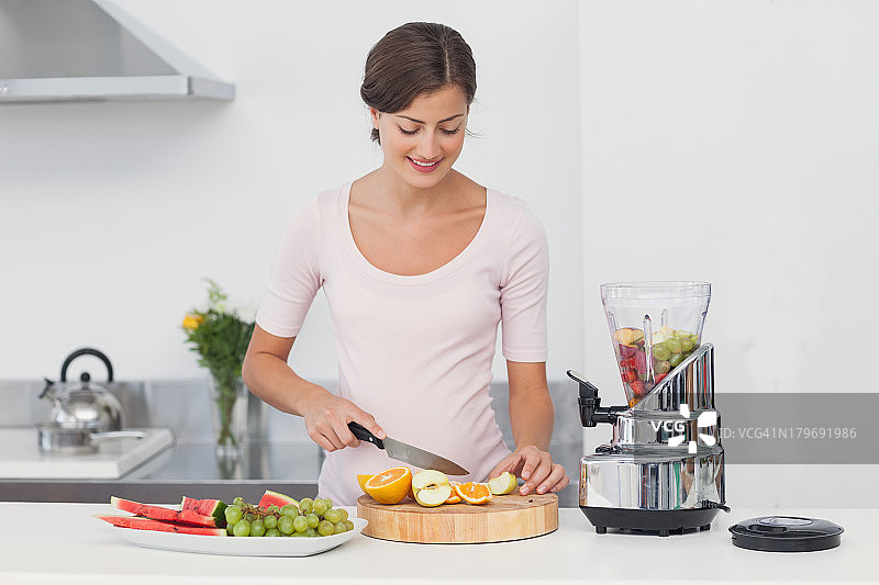 孕妇在厨房切水果图片素材