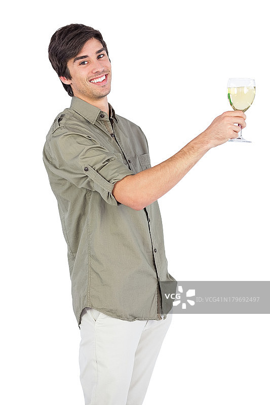 手持白葡萄酒杯的快乐青年男人图片素材