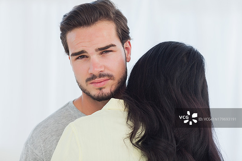 女人拥抱不感兴趣的男友图片素材