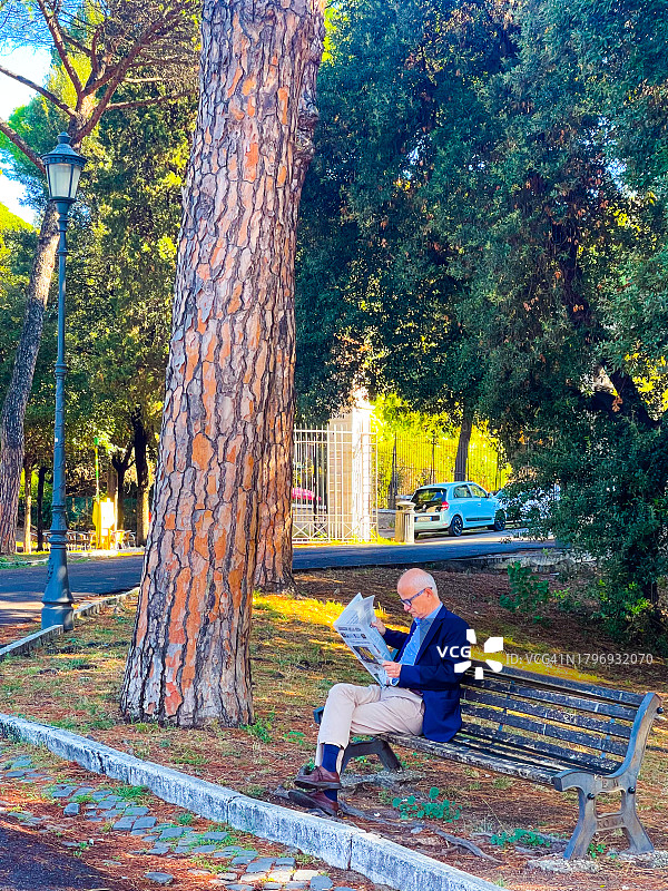 在罗马多姆斯奥里亚大街阅读报纸的男人图片素材