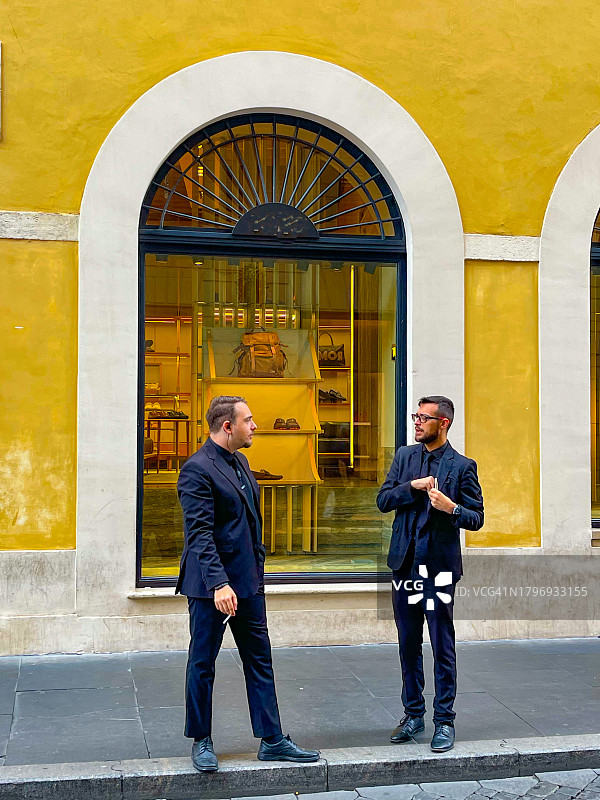 两名男子在罗马抽烟图片素材