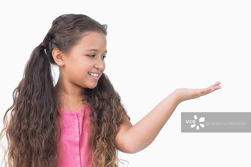 展示某物的微笑小女孩图片素材