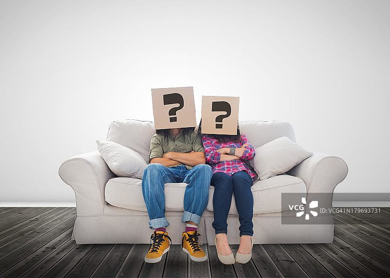 有趣的情侣戴着带有问号的盒子图片素材