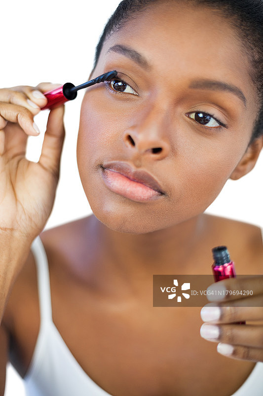 年轻女人在刷睫毛图片素材