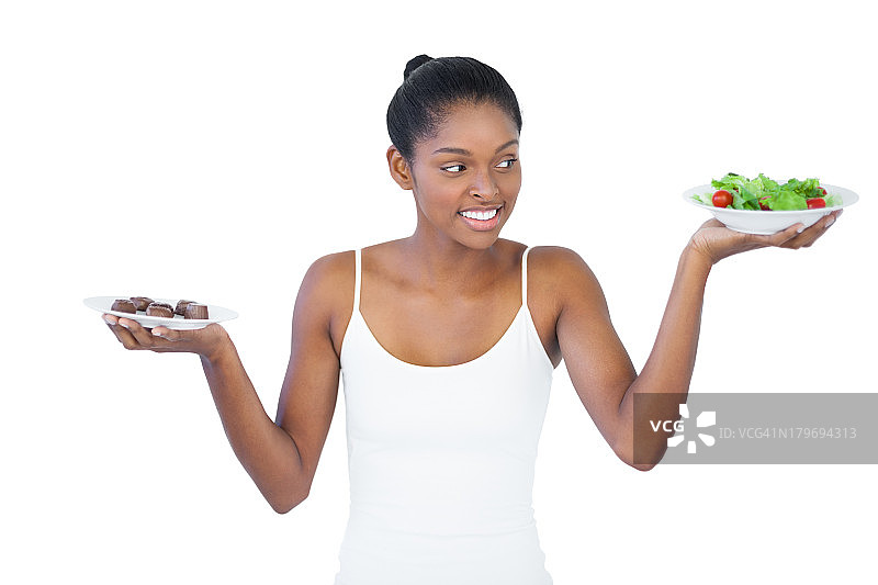 快乐的女人决定是否健康饮食图片素材