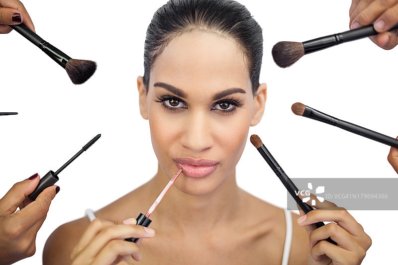 被化妆刷环绕的迷人女性图片素材