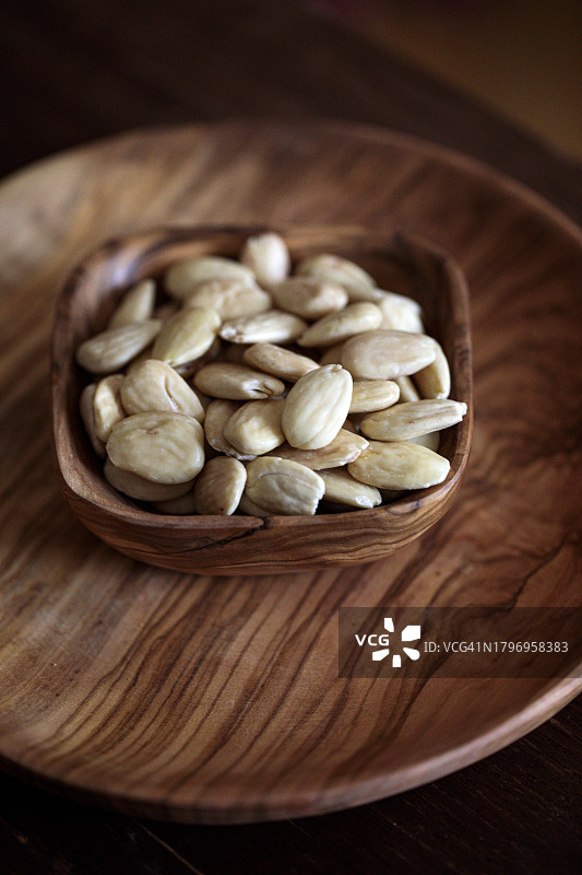 去皮杏仁手工木盘图片素材