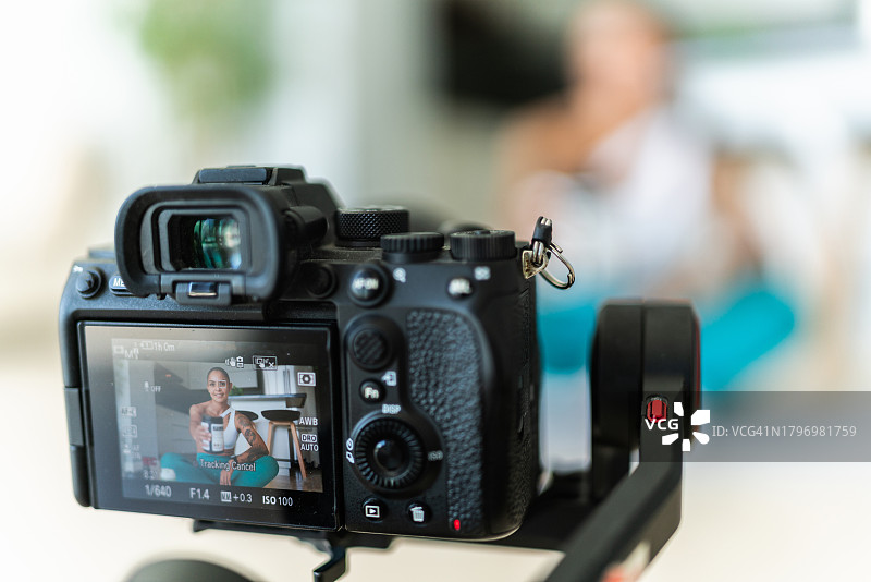 特写：女性在家中录制讨论乳清蛋白的视频图片素材