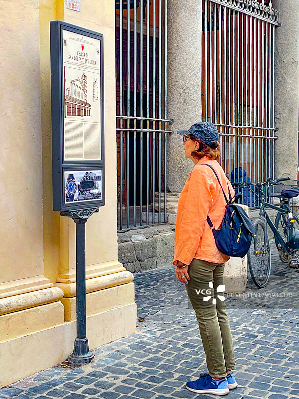 在罗马街头阅读地标标志的女人图片素材