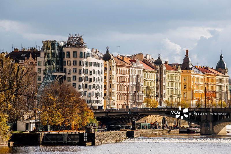 阳光明媚的秋日，布拉格天际线与跳舞的房子和伏尔塔瓦河图片素材