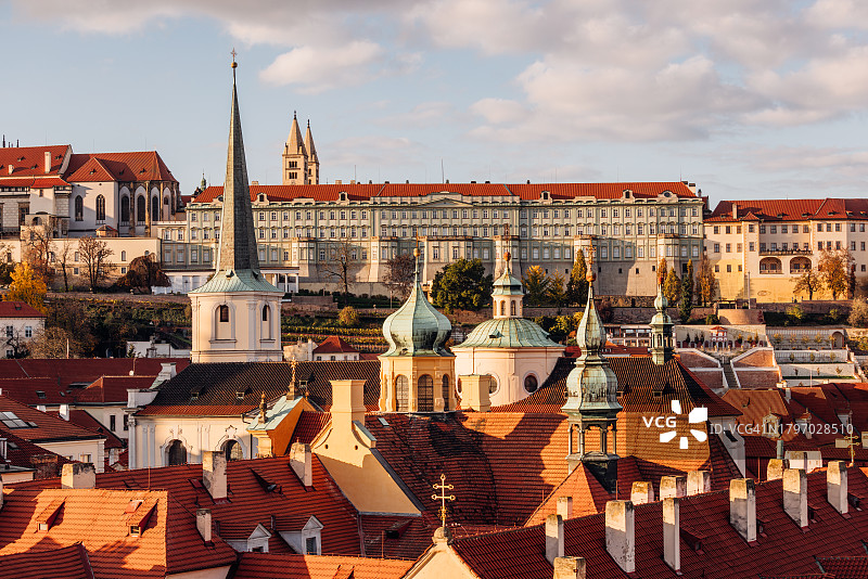 捷克共和国布拉格城市风光，小城橙色屋顶图片素材