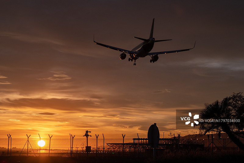 金色天空下的着陆图片素材