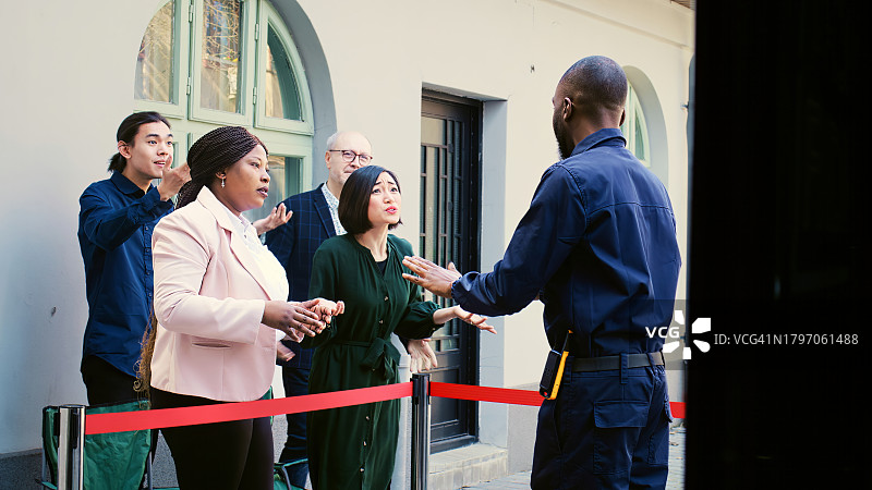 商务人士在栏杆旁握手图片素材