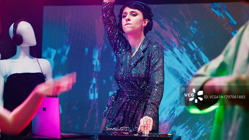 在夜总会跳舞的年轻女人图片素材