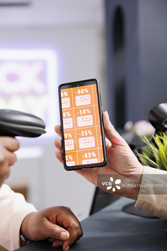 女子在商店里使用手机特写图片素材