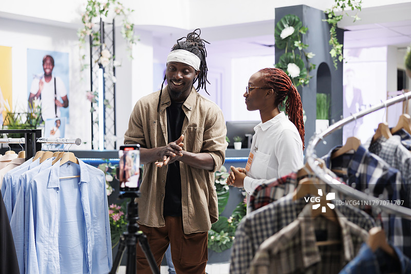 网红与店员推广时尚品牌图片素材
