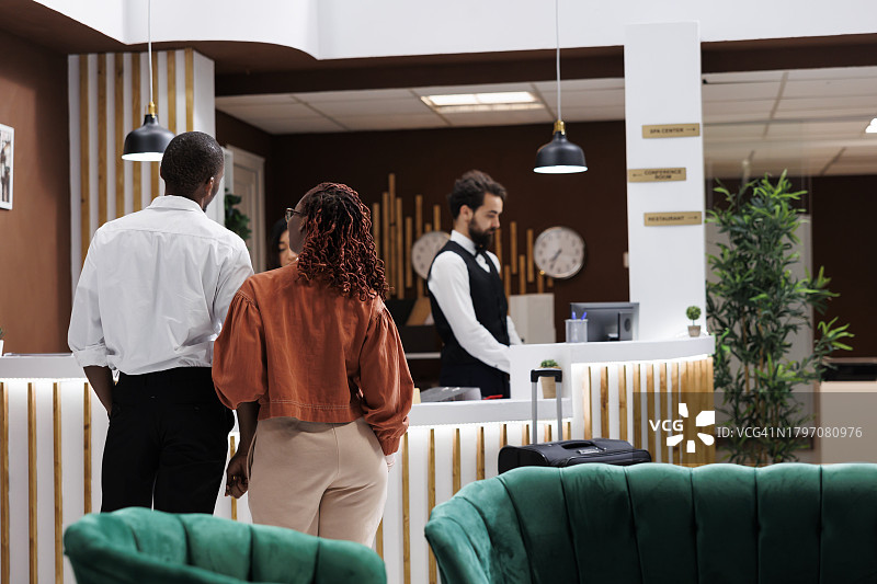 旅行夫妇到达酒店图片素材