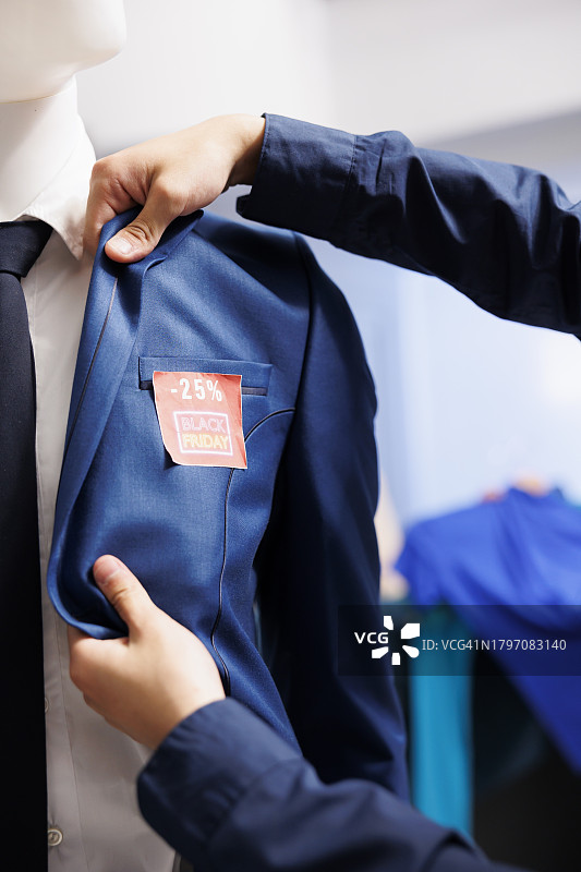 在商店里拿着卡的女子图片素材