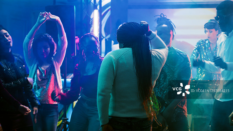 年轻人在音乐会上跳舞图片素材