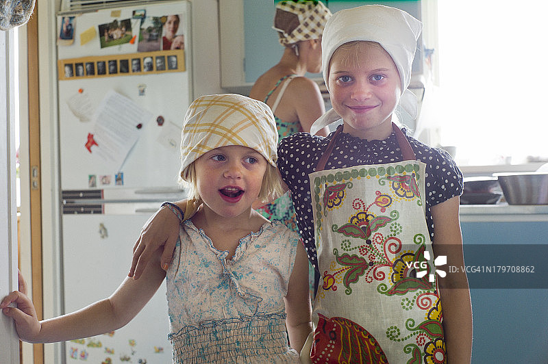 在厨房里的女孩图片素材
