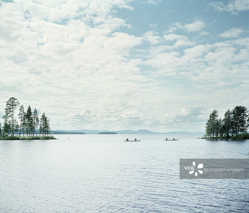 人们在湖上划独木舟图片素材