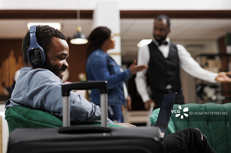 商务人士在机场使用笔记本电脑图片素材