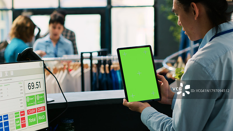 在办公室使用平板电脑的女工程师图片素材