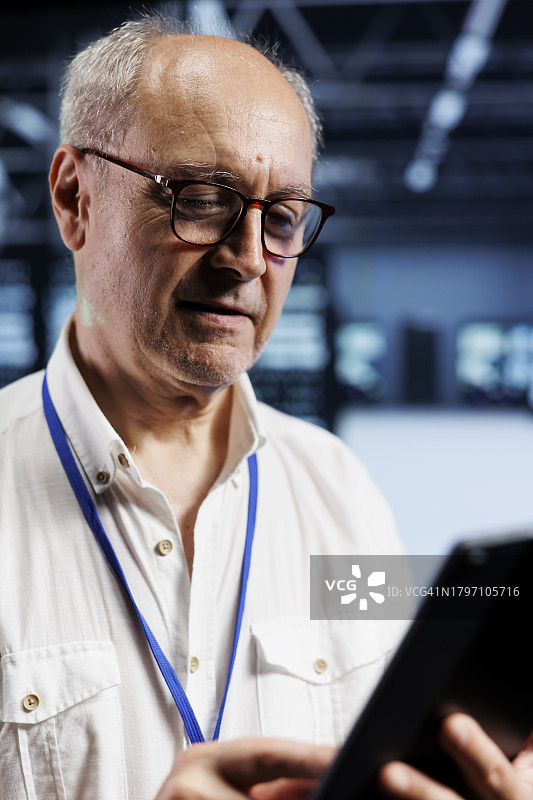 加密货币农场中的八旬工程师图片素材