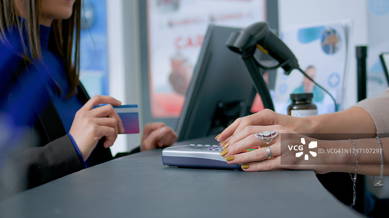 女人在前台用信用卡支付图片素材
