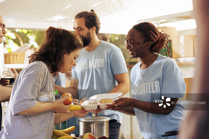 为有需要的人提供营养膳食图片素材